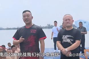 来蹲合影？小贝小儿子晒照：来到迈阿密更衣室，在梅西座位沉思